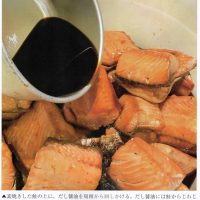 素焼きした鮭の上に、だし醤油を周囲から回しかける