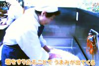 鮭に塩を刷り込んでいきます