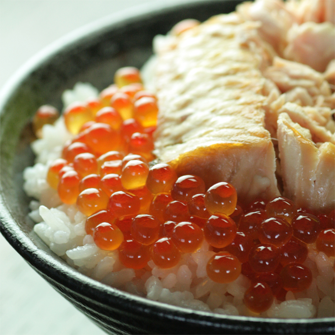 (調理例)焼いた鮭と醤油はらこをあつあつご飯にのせて