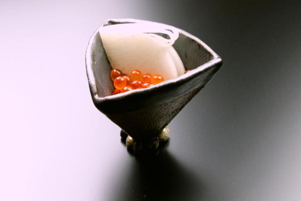 三角形の小皿は三面川 村上の陶芸家　鈴木和弘氏の器